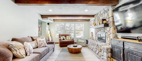 Smart TV, chimenea, videojuegos y libros