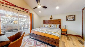 6 bedrooms, desk, iron/ironing board, travel crib