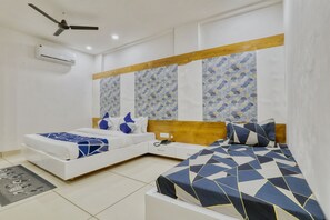 ห้องพรีเมียม | ตกแต่งพิเศษโดยเฉพาะ, โต๊ะทำงาน, ผ้าม่านกันแสง, ห้องเก็บเสียง