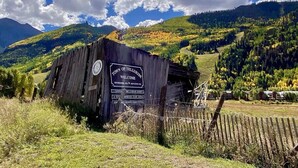 A rustic wooden building with a sign reading "Town of Telluride Welcome." - Telluride Luxe: Style and Space 3 mins to Skiing! (Mountain Village)