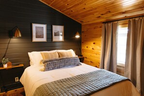 2 bedrooms, free WiFi, bed sheets - Boone's Bluff RRG- HUMBLE COZY STAY w/ Firepit (Pine Ridge)