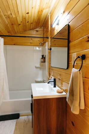Combined shower/tub, hair dryer, towels, soap - Boone's Bluff RRG- HUMBLE COZY STAY w/ Firepit (Pine Ridge)