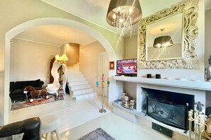 TV, fireplace, stereo - Villa Alice, Menaggio, Italy (Menaggio)