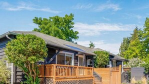 Il s’agit d’une propriété résidentielle dotée d’une terrasse en bois, d’un espace extérieur couvert et d’une cour clôturée.