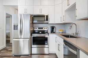 Fridge, microwave, oven, stovetop - Rain Shower, Modern Retreat, Central Location! (Seattle)
