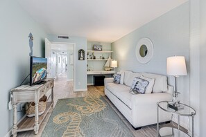 Living area - Beautiful Ocean Views and Spacious Elegant Comfort Indoors in This 3 Bedroom 3 Bath with Den (Port Aransas)