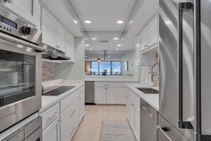 Jääkaappi, mikroaaltouuni, uuni, liesi