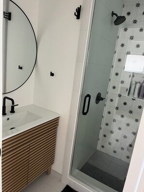 Badewanne, Bidet, Handtücher, Seife