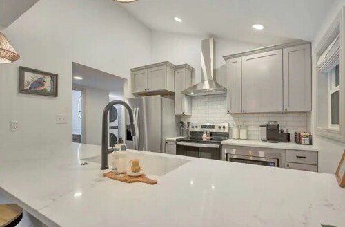 Charming bungalow with a hot tub, walking distance to downtown Nashville 