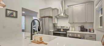 Charming bungalow with a hot tub, walking distance to downtown Nashville 