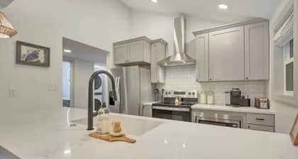 Charming bungalow with a hot tub, walking distance to downtown Nashville