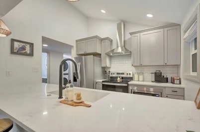 Charming bungalow with a hot tub, walking distance to downtown Nashville 