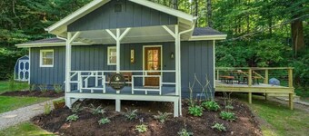 Charming bungalow with a hot tub, walking distance to downtown Nashville 