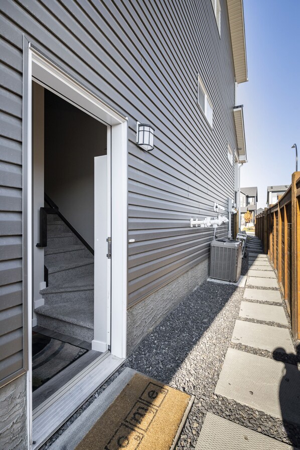 Exterior detail - Cozy & Comfortable two bedroom guest suite with free parking (Calgary)