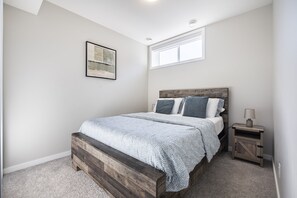 2 bedrooms, iron/ironing board, travel crib, free WiFi - Cozy & Comfortable two bedroom guest suite with free parking (Calgary)