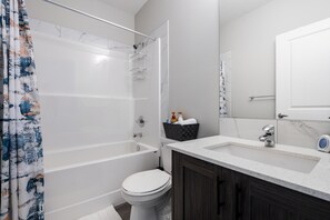 Badewanne, Haartrockner, Handtücher, Seife