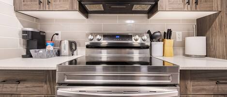 冷蔵庫、電子レンジ、オーブン、コンロ