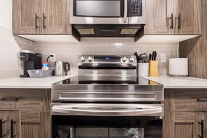 Fridge, microwave, oven, stovetop - Cozy & Comfortable two bedroom guest suite with free parking (Calgary)