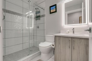 Shower, hair dryer, bidet, towels - Rare find 6 bedroom  3 full bath newly renovated and new furniture and beds (Calgary)