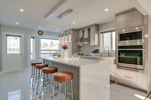 Rare find 6 bedroom  3 full bath newly renovated and new furniture and beds