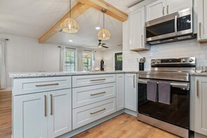 Réfrig érateur, micro-ondes, plaque de cuisson, lave-vaisselle
