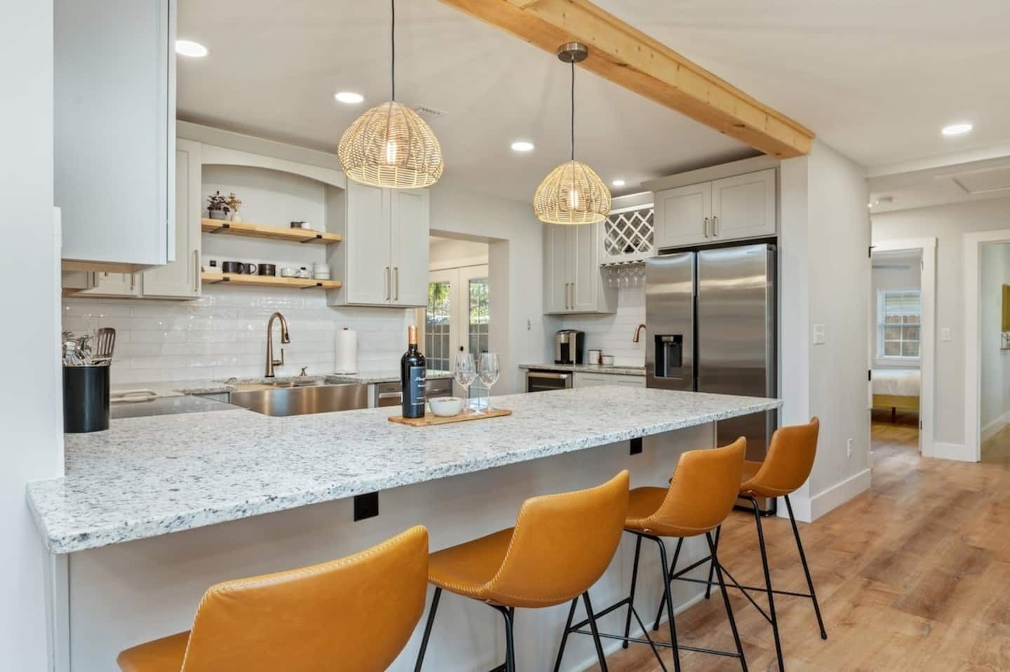 Kjøleskap, mikrobølgeovn, kokeplater og oppvaskmaskin