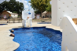 3 piscinas externas, barracas de cortesia, guarda-sóis