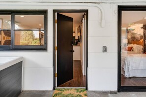 Desk, iron/ironing board, free WiFi, bed sheets - Hot Tub, Central Location, Stylish, 2BR/1BA (Seattle)