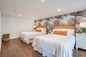 Desk, iron/ironing board, free WiFi, bed sheets - Hot Tub, Central Location, Stylish, 2BR/1BA (Seattle)