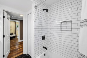 Bañera con ducha, secador de pelo, toallas, papel higiénico