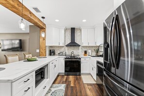 Kjøleskap, mikrobølgeovn, ovn og kokeplater