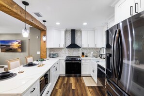 Kühlschrank, Mikrowelle, Ofen, Herdplatte