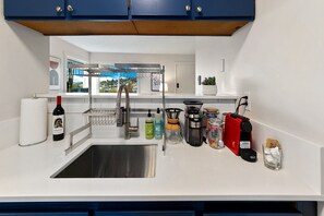 Een koelkast, een oven, een kookplaat, een koffiezetapparaat/waterkoker