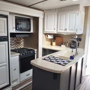 Fridge, microwave, oven, stovetop - San-D by the Sea (Surfside Beach)