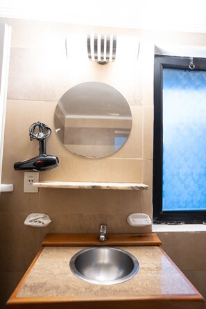 标准房 | 浴室 | 大花洒淋浴喷头、毛巾