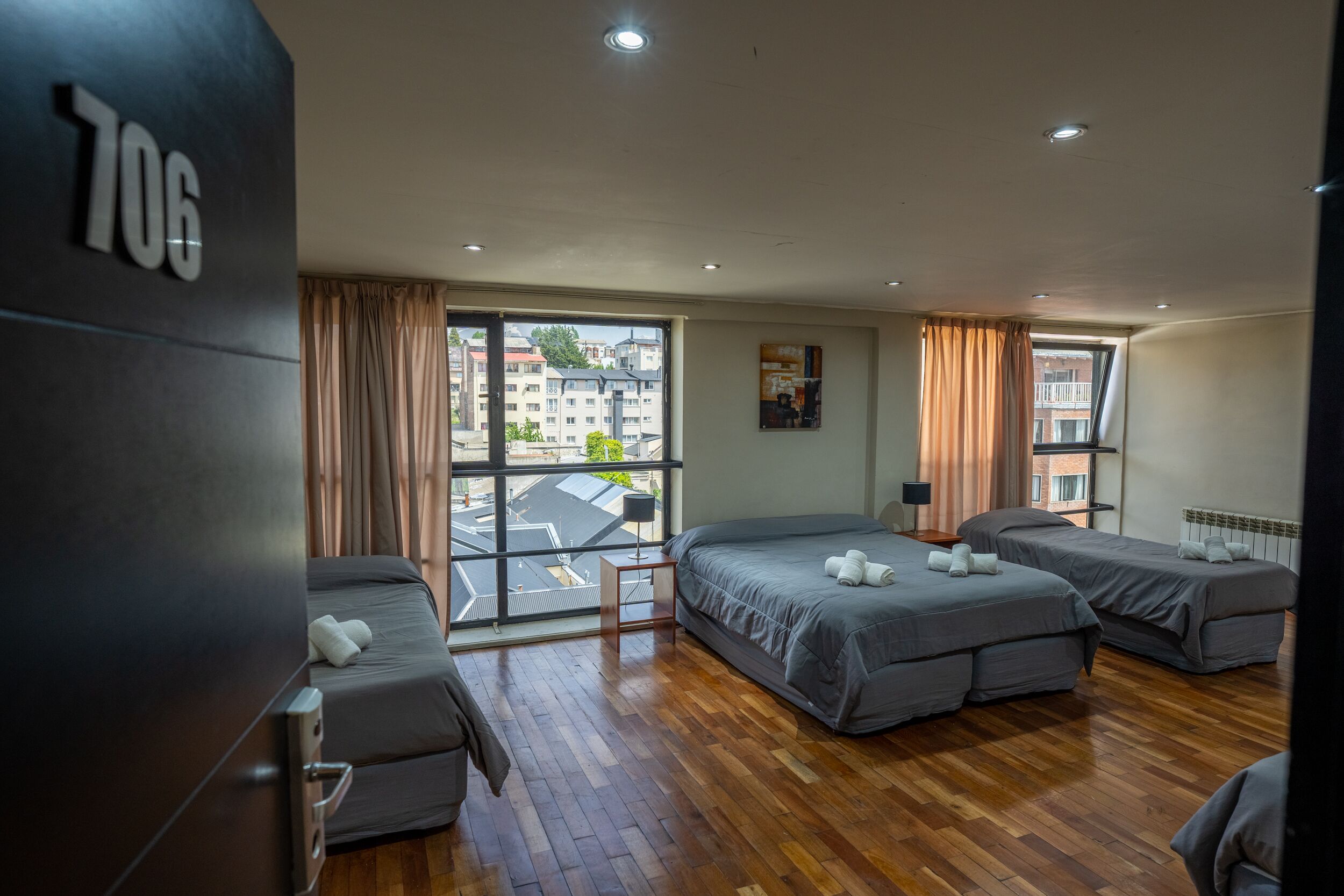 Habitación superior | Caja fuerte, wifi gratis, ropa de cama