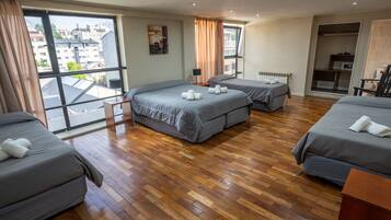 Habitación superior | Caja de seguridad en la habitación, wifi gratis y ropa de cama