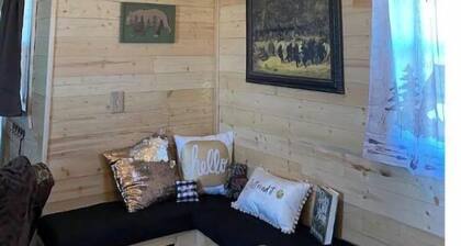 The Bear’s Den. 1 bedroom 1 bathroom. Sleeps 4