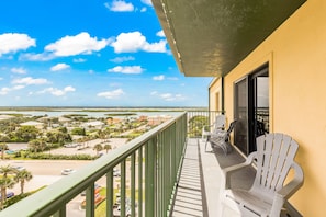 Condo clásico, 2 habitaciones, balcón, vista parcial al océano | Terraza o patio