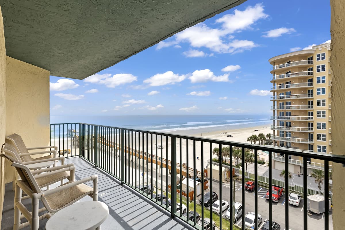 Condo phong cách cổ điển, 1 phòng ngủ, ban công, quang cảnh một góc biển | Quang cảnh từ phòng