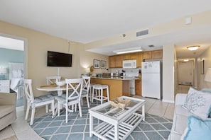 Condo Premier, 2 habitaciones | Área de sala de estar | Televisión LED de 45 pulgadas con canales por cable y televisión
