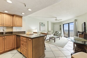 Living area - Tropical Suites at Sunglow Resort (Daytona Beach Shores)