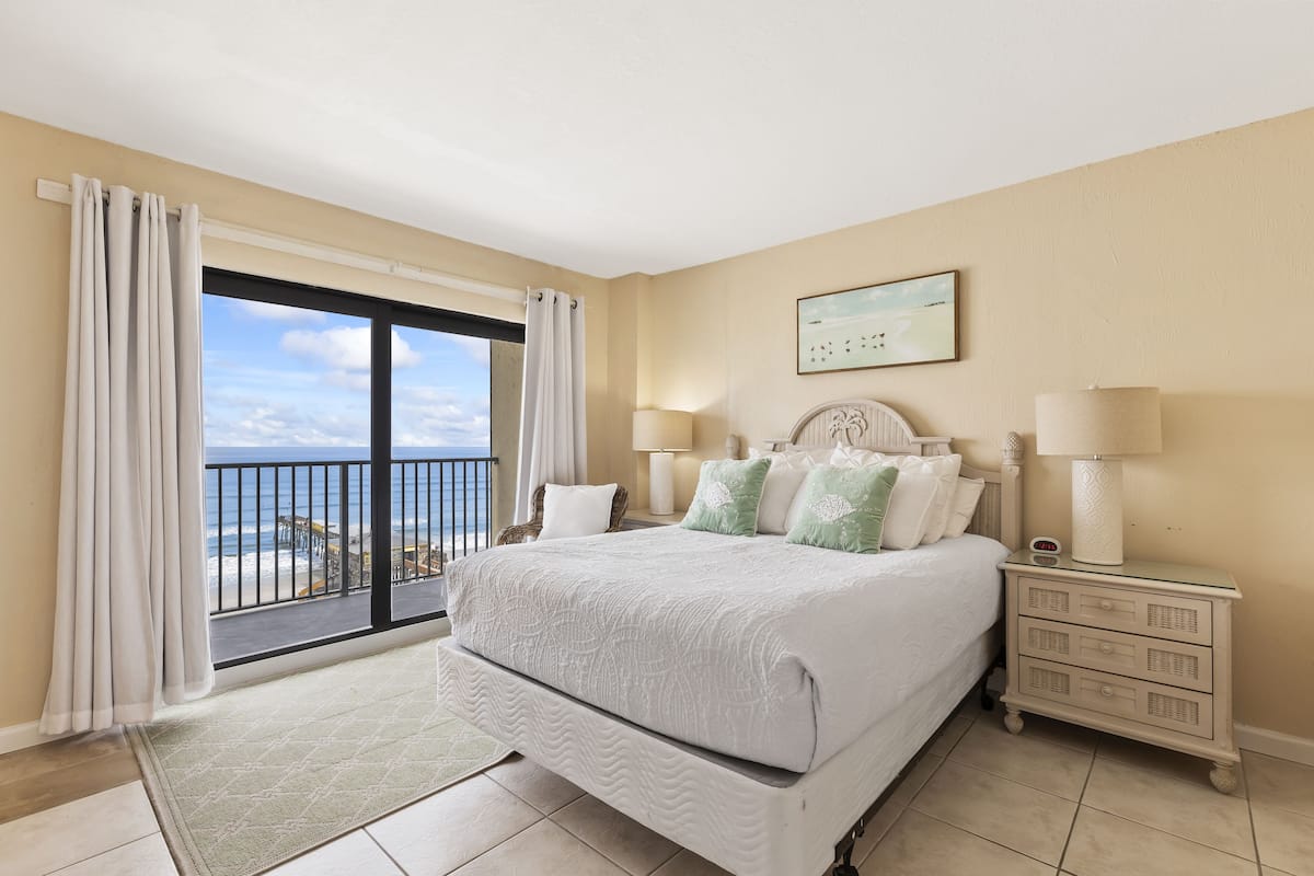Premier-Apartment, 2 Schlafzimmer, Meerblick, Strandnähe | 1 Schlafzimmer, hochwertige Bettwaren, individuell dekoriert
