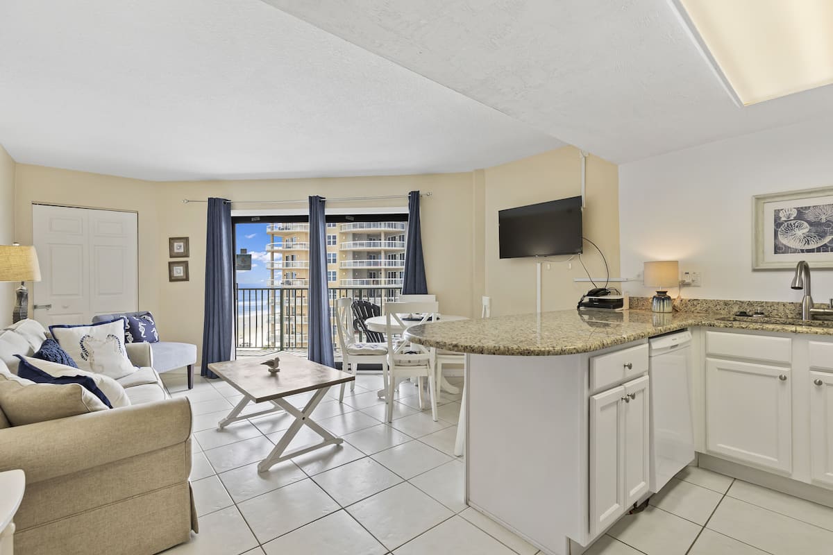 Condo phong cách cổ điển, 2 phòng ngủ, ban công, quang cảnh một góc biển | Bếp riêng | Dụng cụ pha cà phê/trà, tủ lạnh, lò vi sóng, lò nướng
