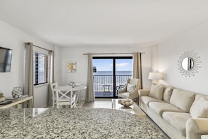 Condo Premier | Área de sala de estar | Televisión LED de 45 pulgadas con canales por cable y televisión