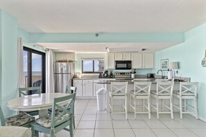 Cobertura luxo, 2 quartos, vista para o oceano, de frente para a praia | Cozinha privada | Geladeira grande, micro-ondas, fogão, cooktop