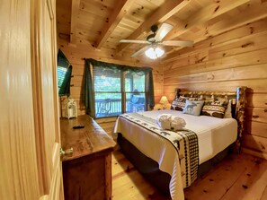 2 habitaciones, escritorio y tabla de planchar con plancha 