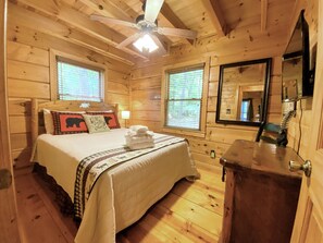 2 habitaciones, escritorio y tabla de planchar con plancha 