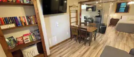 Bureau, fer et planche à repasser, Wi-Fi gratuit, draps fournis