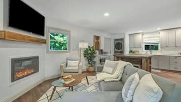 Una Smart TV, una chimenea